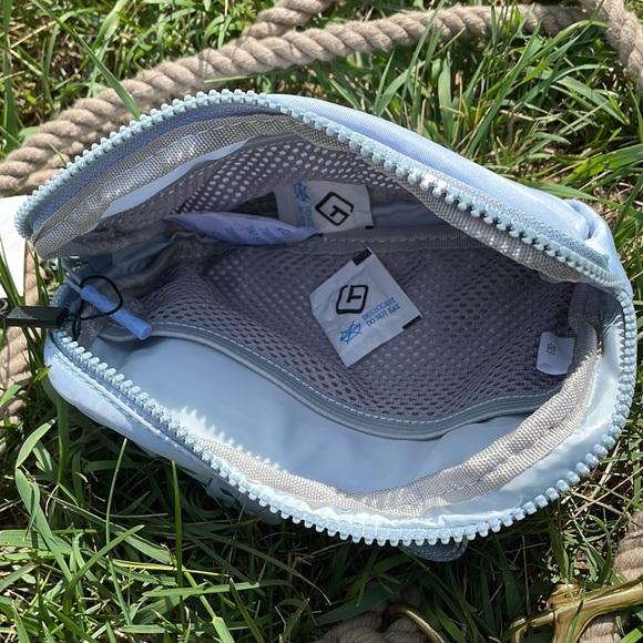 🆕Crossbody Fanny Pack for Dog Walking |Waist Bag Belt Bag | Dog Poop Bag Holder - Picture 4 of 6